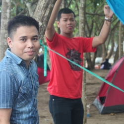 Bangun Tenda Untuk Tidur di Pantai Stkom Sapta Computer