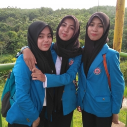 Foto Bertiga di Taman Hijau Stkom Sapta Computer
