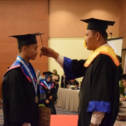 Pengalungan Wisuda Abu Hasan S Stkom Sapta Computer